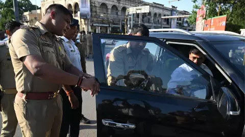 हजरतगंज में ब्लैक फिल्म पर चला अभियान, कई गाड़ियों के काटे गए चालान