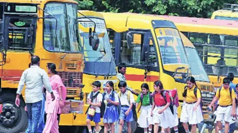 Prayagraj News: प्रयागराज में स्कूल वाहनों की सुरक्षा सख्त: फिटनेस, परमिट और पोर्टल पंजीकरण अनिवार्य