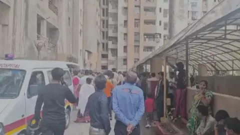 Ghaziabad News:सनराइज ग्रीन सोसायटी की 16वीं मंजिल से गिरकर युवती की मौत, परिजनों ने काटा हंगामा