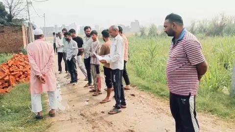 Hapur News: हापुड़ में जमीन पर अवैध कब्जा करने की कोशिश, विरोध करने पर धमकी और गाली-गलौज