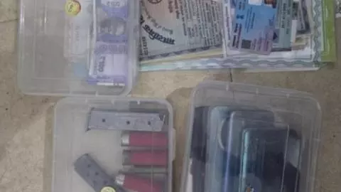 Aligarh News: अलीगढ मुस्लिम यूनिवर्सिटी हॉस्टल में छापेमारी: कारतूस, नकली नोट बरामद, छात्र फरार