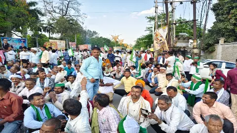 Farmers protest at tehsil gate, block road and chanting slogans against administration