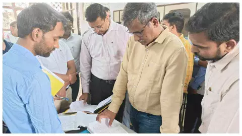 Chandauli News: डीआरएम उदय सिंह मीना ने सासाराम स्टेशन का निरीक्षण, सुरक्षा और सुविधाओं पर जोर Chandauli News: डीआरएम उदय सिंह मीना ने सासाराम स्टेशन का निरीक्षण, सुरक्षा और सुविधाओं पर जोर