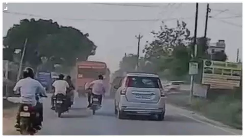Aligarh News : अलीगढ़ में खौफनाक एक्सीडेंट, स्कॉर्पियो के नीचे आया युवक चमत्कारिक रूप से बचा