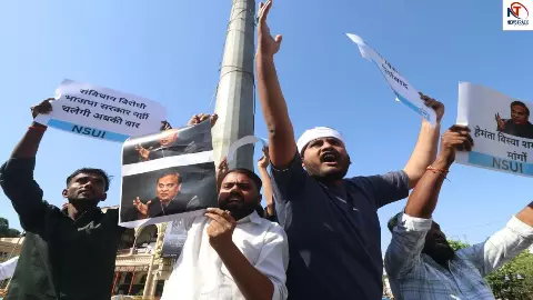 Lucknow News: हजरतगंज में NSUI का प्रदर्शन, हेमंता बिस्वा सरमा के पोस्टर जलाए, हिरासत में कार्यकर्ता Lucknow News: हजरतगंज में NSUI का प्रदर्शन, हेमंता बिस्वा सरमा के पोस्टर जलाए, हिरासत में कार्यकर्ता
