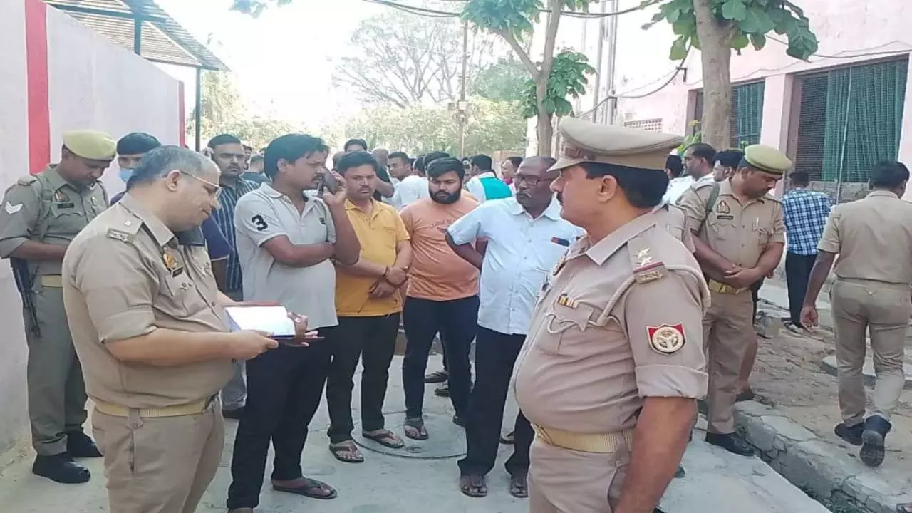 Mirzapur: मिर्जापुर में सनसनी! दिनदहाड़े वरिष्ठ अधिवक्ता की गोली मारकर हत्या, CCTV में कैद हुआ रोंगटे खड़े करने वाला मंजर Mirzapur: मिर्जापुर में सनसनी! दिनदहाड़े वरिष्ठ अधिवक्ता की गोली मारकर हत्या, CCTV में कैद हुआ रोंगटे खड़े करने वाला मंजर