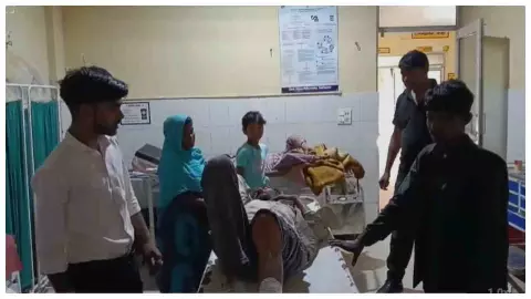 Firozabad News : मैनपुरी चौराहे पर रोडवेज बसों की टक्कर, अनियंत्रित बस खोखों में घुसी, दो घायल