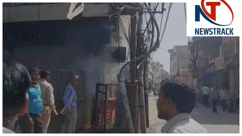 Mathura News : मथुरा में ट्रांसफार्मर में भीषण आग, शारदा कॉम्प्लेक्स में मचा हड़कंप, कोई हताहत नहीं