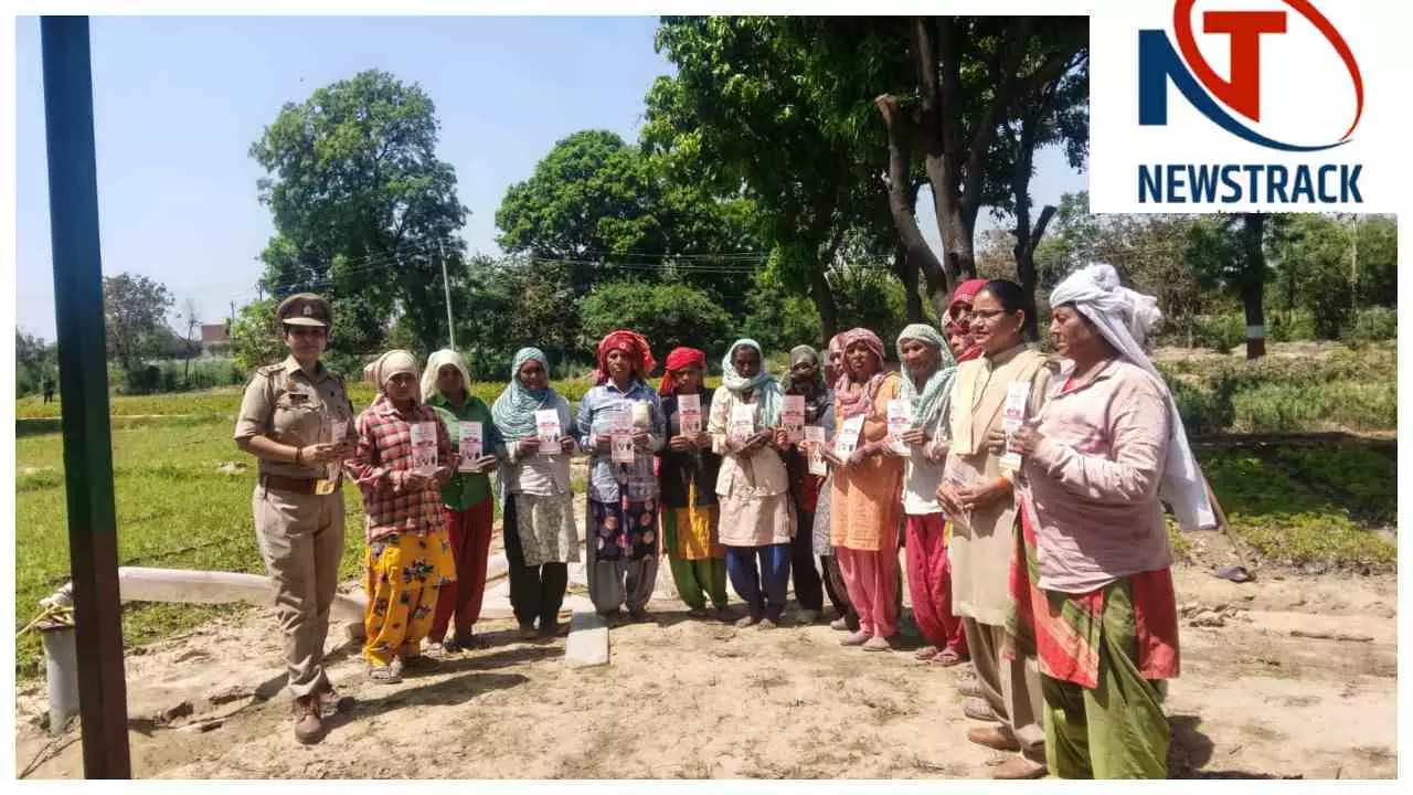 Hapur News: हापुड़ के हाफिजपुर मे मिशन शक्ति के तहत महिलाओं को साइबर फ्रॉड व सुरक्षा पर किया जागरूक