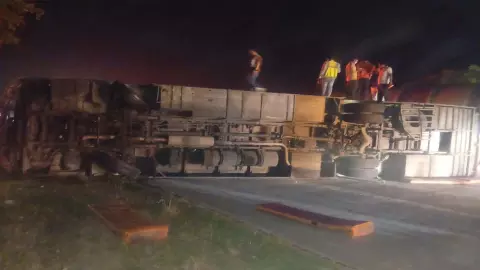 Bus overturned on Yamuna Expressway, 100 passengers were boarding, Machi Afra-Tafari