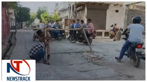 Mathura News : मथुरा में महाविद्या देवी मंदिर के सामने नई सड़क 8 महीने में टूटी, लोग परेशान
