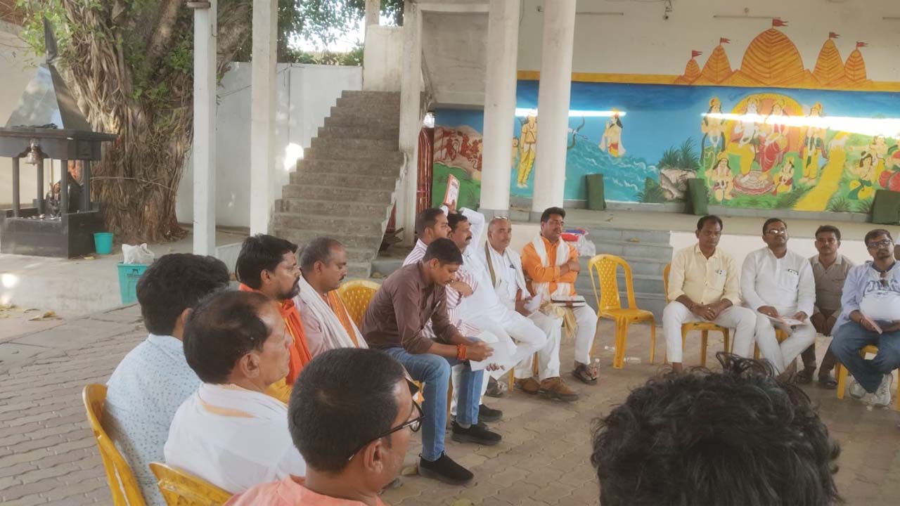 Chandauli Latest Hindi News | Chandauli Breaking News in Hindi Newstrack | Parshuram Jayanti | Chandauli News: चंदौली में परशुराम जयंती भव्य बनाने का संकल्प, एकता पर जोर | News Track in Hindi->