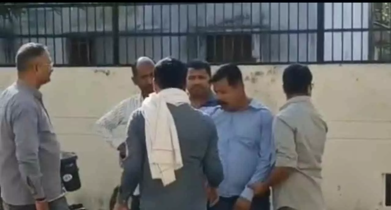 Sitapur News: एंटी करप्शन टीम ने एसडीएम के पेशकार को 1 लाख की रिश्वत लेते रंगे हाथ पकड़ा Sitapur News: एंटी करप्शन टीम ने एसडीएम के पेशकार को 1 लाख की रिश्वत लेते रंगे हाथ पकड़ा