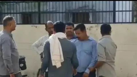 Sitapur News: एंटी करप्शन टीम ने एसडीएम के पेशकार को 1 लाख की रिश्वत लेते रंगे हाथ पकड़ा
