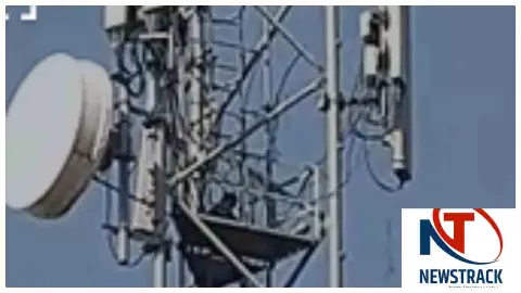 Jalaun News: जालौन में प्रेम विवाह की जिद में युवक मोबाइल टावर पर चढ़ा, दो घंटे बाद उतरा