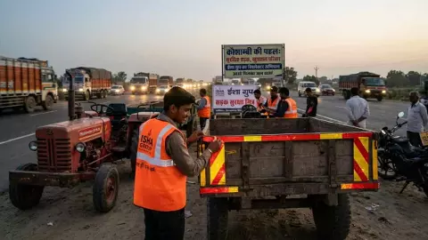 Kaushambi: NH-19 पर हादसों के बाद ही क्यों जागता है सिस्टम? कौशाम्बी में रेडियम सुरक्षा अब जरूरी