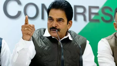 किसे मिलेगा केरलम का ताज? रिजल्ट से पहले ही कांग्रेस में कोहराम, केसी वेणुगोपाल के नाम पर भिड़े दिग्गज किसे मिलेगा केरलम का ताज? रिजल्ट से पहले ही कांग्रेस में कोहराम, केसी वेणुगोपाल के नाम पर भिड़े दिग्गज