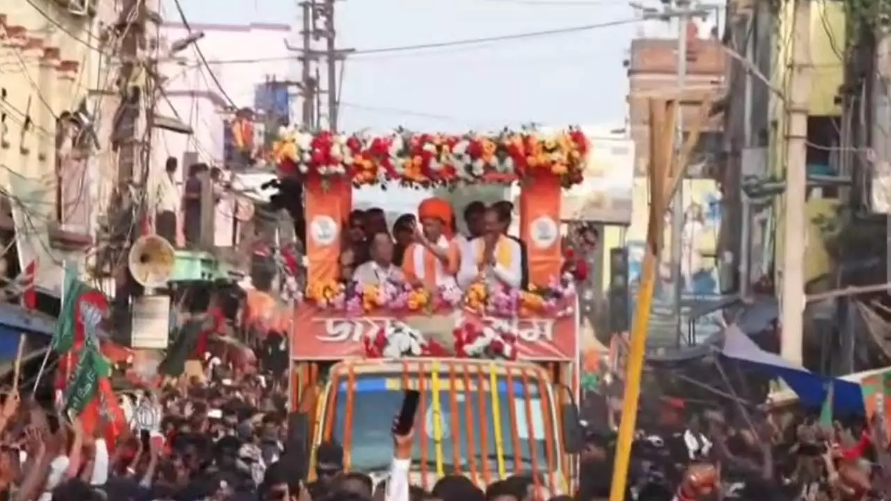 Yogi Adityanath Roadshow in Bengal| Latest Hindi News| Newstrack Hindi ...
