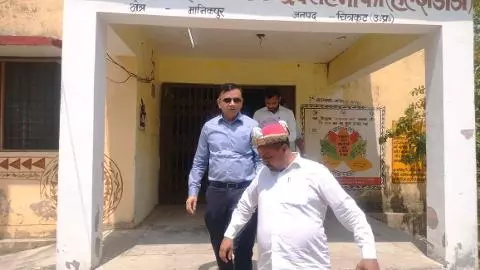 Chitrakoot News: मानिकपुर में आयुक्त की सख्ती, अनुपस्थिति पर कार्रवाई, गेहूं क्रय केंद्र निरीक्षण