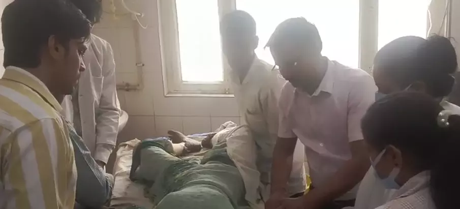 Kasganj News: कासगंज में खाना बनाते समय महिला संदिग्ध हालात में झुलसी, हालत गंभीर, अलीगढ़ रेफर