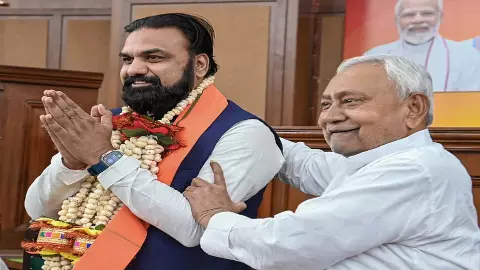 चाणक्य का मार्गदर्शन और सम्राट का राज! नीतीश कुमार ने थामी JDU की कमान, विधायक दल की बड़ी बैठक आज चाणक्य का मार्गदर्शन और सम्राट का राज! नीतीश कुमार ने थामी JDU की कमान, विधायक दल की बड़ी बैठक आज