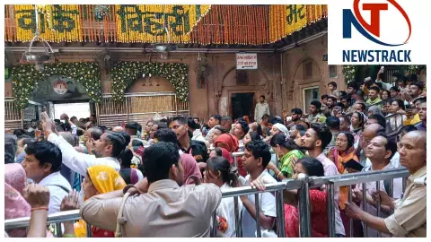 Mathura News : वृंदावन में बांकेबिहारी के चरण दर्शन को उमड़ा जनसैलाब, अक्षय तृतीया पर भारी भीड़