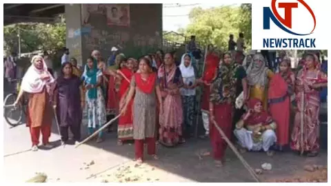 Hapur News : हापुड़ में स्मार्ट मीटर के विरोध में महिलाओं का हंगामा, हाईवे जाम कर रोकी रफ्तार