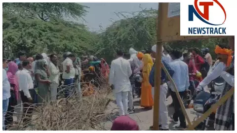 Jalaun News: जालौन में शराब ठेके के खिलाफ ग्रामीणों का प्रदर्शन, सड़क जाम कर जताया विरोध