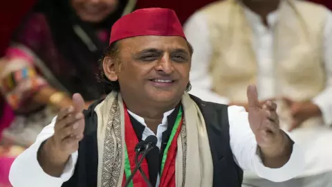 अखिलेश ने चला सबसे बड़ा चुनावी ब्रह्मास्त्र! UP की जनता को दी बड़ी गारंटी, महिलाओं के लिए खोला खजाना
