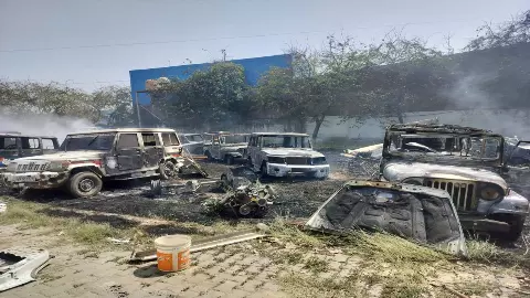 Heavy fire in scrap vehicles in Firozabad, child murder
