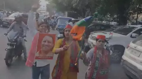 BJP कार्यालय के पास SP कार्यकर्ताओं ने जलाया भारतीय जनता पार्टी का झंडा,अपर्णा यादव के विरोध प्रदर्शन के बाद बढ़ा तनाव BJP कार्यालय के पास SP कार्यकर्ताओं ने जलाया भारतीय जनता पार्टी का झंडा,अपर्णा यादव के विरोध प्रदर्शन के बाद बढ़ा तनाव