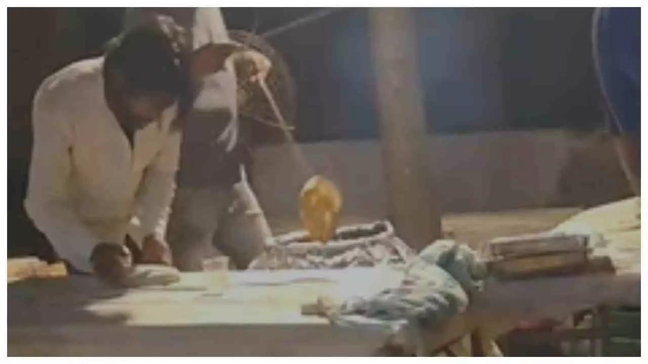 Hapur News : शादी समारोह में तंदूर की रोटी पर आपत्तिजनक हरकत का वीडियो वायरल, पुलिस जांच में जुटी