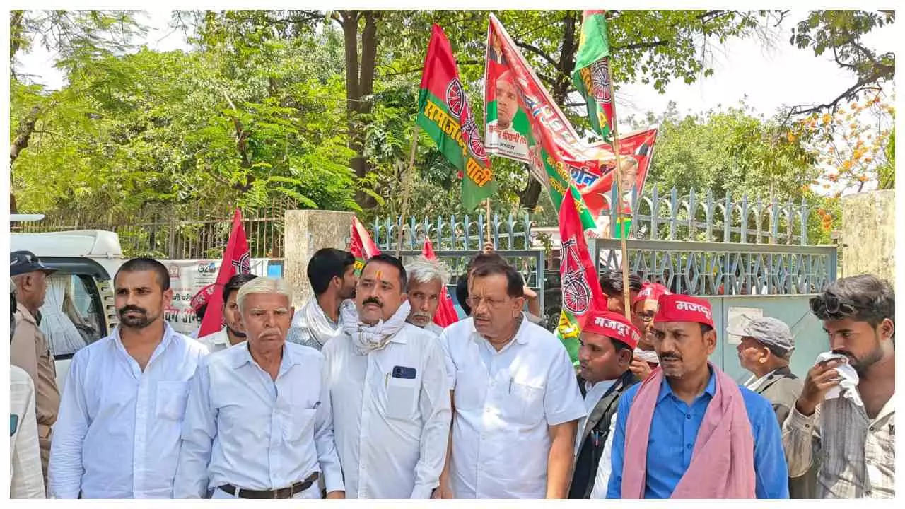 Fatehpur News: मजदूरों के दमन के खिलाफ फतेहपुर में गरजी समाजवादी मजदूर सभा, राज्यपाल को सौंपा ज्ञाप