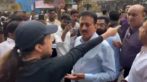 मंत्री होगे अपने घर के! बीच सड़क महिला ने BJP मंत्री को जमकर लताड़ा, गेट आउट कहकर सरेआम हड़काया मंत्री होगे अपने घर के! बीच सड़क महिला ने BJP मंत्री को जमकर लताड़ा, गेट आउट कहकर सरेआम हड़काया