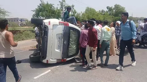 Father-son and mother injured in disaster after colliding with divider