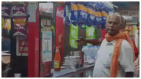 Chandauli News: डीडीयू जंक्शन पर यात्रियों के स्वास्थ्य के साथ खिलवाड़,स्टालों पर बिक रहा भोजन Chandauli News: डीडीयू जंक्शन पर यात्रियों के स्वास्थ्य के साथ खिलवाड़,स्टालों पर बिक रहा भोजन