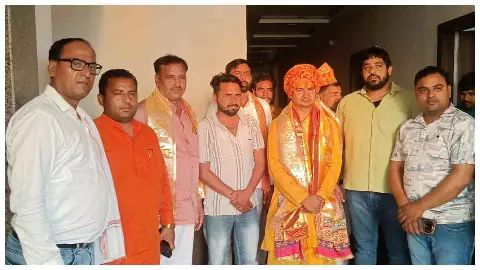 Mathura News: मथुरा के छाता में नमाज विवाद, साधु-संतों का विरोध, कार्रवाई की मांग Mathura News: मथुरा के छाता में नमाज विवाद, साधु-संतों का विरोध, कार्रवाई की मांग