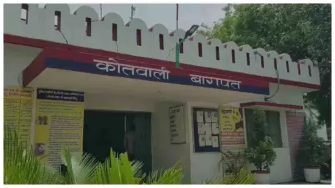 Baghpat News : बागपत में सड़क के गड्ढे में गिरा बाइक सवार, CCTV में कैद हुआ हादसा