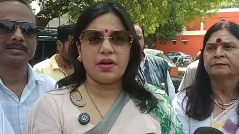 Pilibhit News: पीलीभीत में ई-रिक्शा वाटर कूलर सेवा शुरू, राहगीरों को राहत