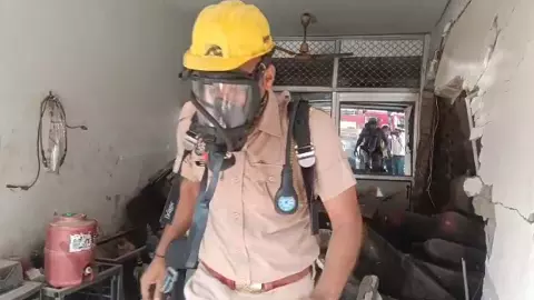 Oxygen cylinder rupture disaster, i cracks in several shops