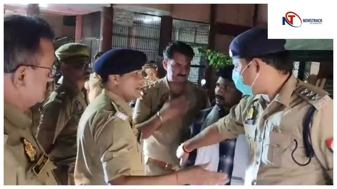 Hathras News: हाथरस के चंदपा थाने के शौचालय में युवक ने लगाई फांसी, पुलिस हिरासत में मौत Hathras News: हाथरस के चंदपा थाने के शौचालय में युवक ने लगाई फांसी, पुलिस हिरासत में मौत