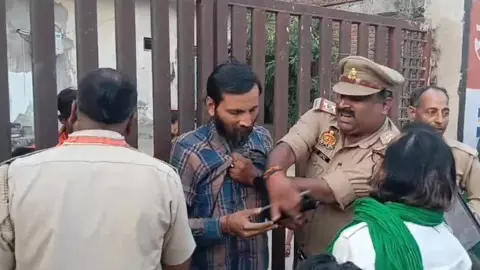 Mahoba News: महोबा में एसी मैकेनिकों को बनाया बंधक, पुलिस ने दबंग को पकड़कर भेजा हवालात