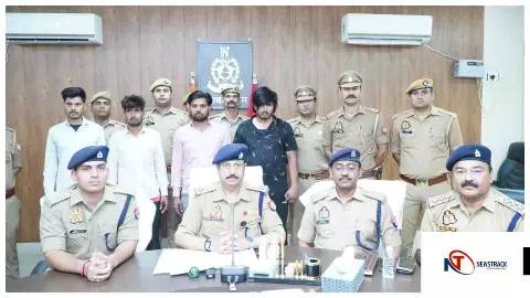 Etawah News: इटावा में साइबर गैंग का भंडाफोड़, 91 लाख की बरामदगी, 4 गिरफ्तार Etawah News: इटावा में साइबर गैंग का भंडाफोड़, 91 लाख की बरामदगी, 4 गिरफ्तार