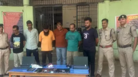 IPL Betting: महासमुंद में आईपीएल ऑनलाइन सट्टा गिरोह का भंडाफोड़, मास्टरमाइंड समेत 6 आरोपी गिरफ्तार IPL Betting: महासमुंद में आईपीएल ऑनलाइन सट्टा गिरोह का भंडाफोड़, मास्टरमाइंड समेत 6 आरोपी गिरफ्तार