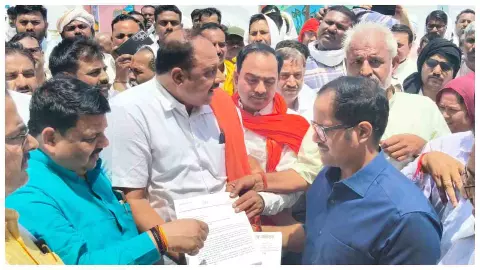 Chitrakoot News: चित्रकूट में प्रधानों का प्रदर्शन, पंचायत कार्यकाल बढ़ाने की मांग तेज