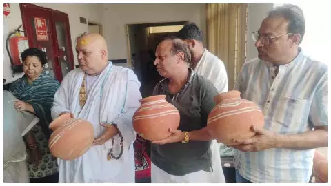 Mathura News :  वृंदावन में मोहिनी एकादशी पर सेवा, विधवा माताओं को राहत सामग्री वितरित