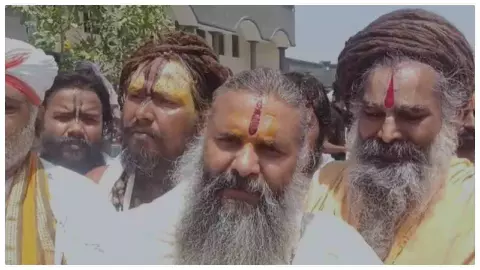Mathura News: गोवर्धन में साधु-संतों का प्रदर्शन: गौ माता को राष्ट्रमाता बनाने की मांग