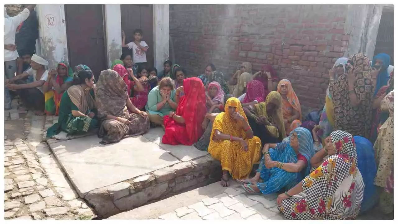 Hathras News हाथरस के पहाड़पुर गांव मे घर में सो रहे वृद्ध की धारदार हथियार से हत्या, गांव में सनसनी Hathras News हाथरस के पहाड़पुर गांव मे घर में सो रहे वृद्ध की धारदार हथियार से हत्या, गांव में सनसनी