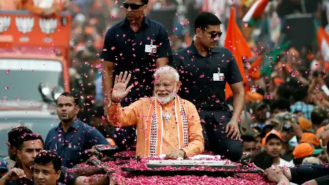आज मोदीमय होगी काशी! पहली बार महिलाओं के हाथों में होगी PM की सुरक्षा,भव्य स्वागत के लिए बनारस तैयार, देखें वीडियो