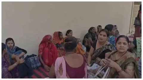 Mathura News : मथुरा में सुपारी फैक्ट्री के बाहर श्रमिकों का धरना, वेतन को लेकर नाराजगी